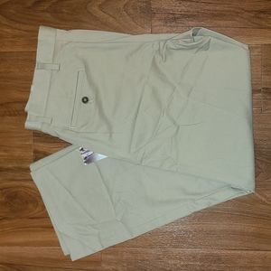 Dockers Easy D3 NWOT pleated khakis